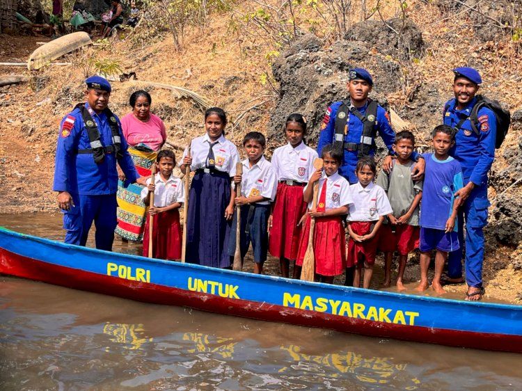 Ke Sekolah Selalu Menyeberangi Perairan, Siswa di Rote Ndao Dapat Bantuan Perahu dan Perlengkapan dari Ditpolairud Polda NTT