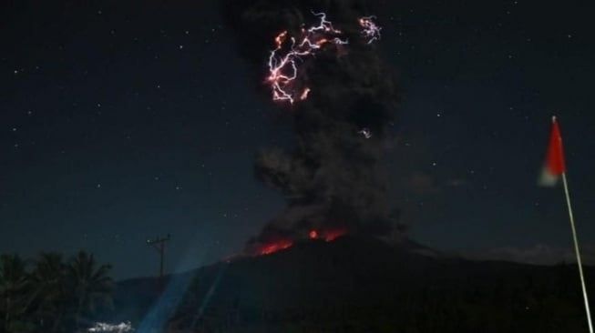 Fenomena Petir Vulkanik Warnai Dahsyatnya Erupsi Gunung Lewotobi Laki-laki
