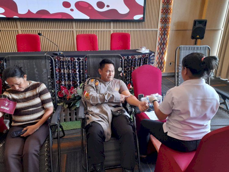 Kapolsek dan Anggota Polsek Kota Lama Ikut Sumbang Darah Dalam HUT Hotel Neo Aston Kupang