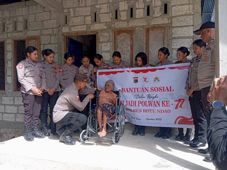 Polwan di Rote Ndao Bantu Kursi Roda Bagi Lansia Disabilitas