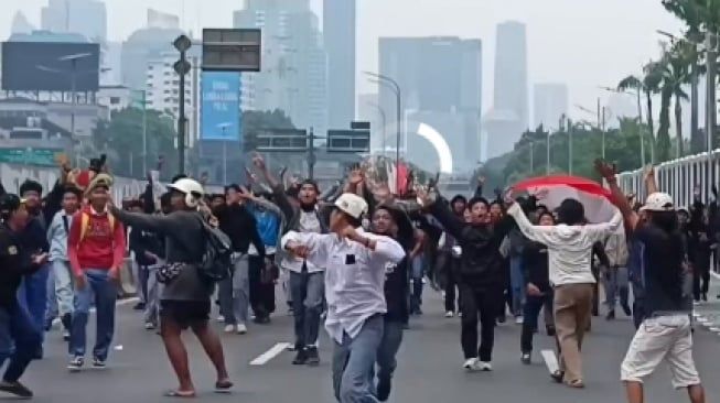 Demo 25 Agustus Ricuh, Massa Anak STM Terobos Tol Demi Geruduk DPR: Ayo Maju!