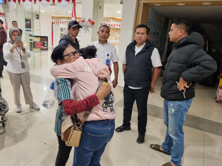 Isak Tangis Ibu dan Kerabat Warnai Kedatangan Korban TPPO di Kupang