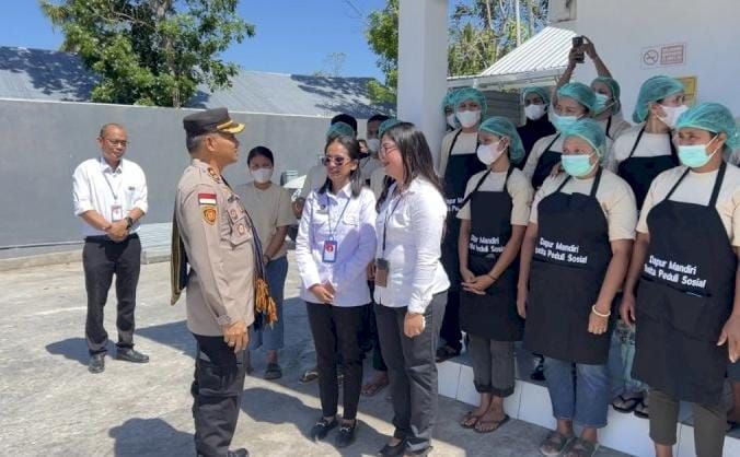 Dukung MBG, Kapolres Sumba Barat Tinjau Dapur SPPG
