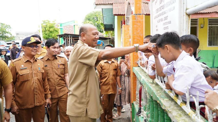 Syah Afandin Bagikan 1.020 Seragam di SD Masa Kecilnya: Dukung Generasi Emas 2045P