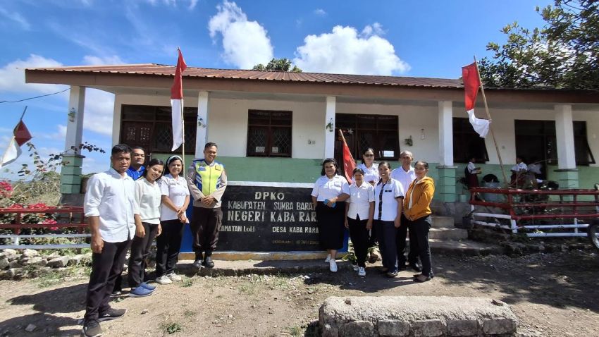 Bhabinkamtibmas di Sumba Barat Bagi Buku Bagi Anak Sekolah