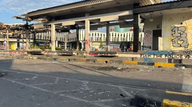 Jakarta Membara: 7 Halte Transjakarta Dibakar, Layanan Lumpuh Total