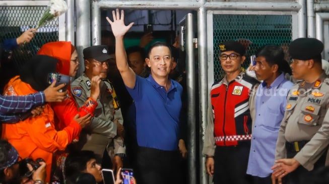 Senyum Bahagia Tom Lembong Usai Bebas dari LP Cipinang Berkat Abolisi Presiden Prabowo