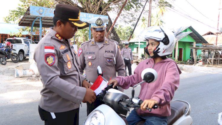 Kapolres Rote Ndao Bagi Bendera Merah Putih Kepada Warga