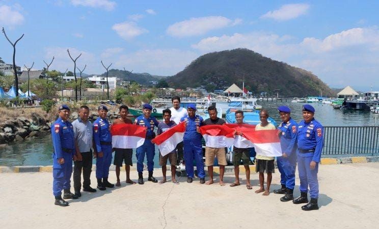 Polisi Polairud di Manggarai Barat-NTT Bagi-bagi Bendera Merah Putih Kepada Nelayan