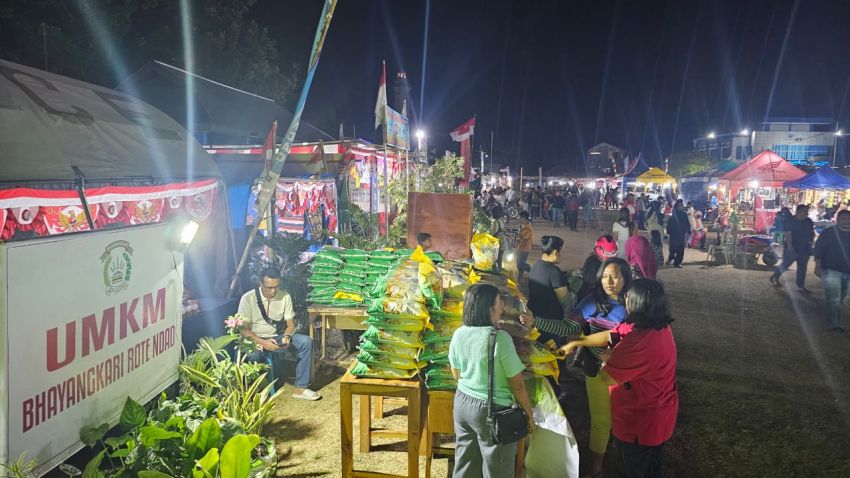 Empat Ton Beras Murah Yang Disiapkan Polres Rote Ndao Pada Empat Lokasi Diserbu Warga