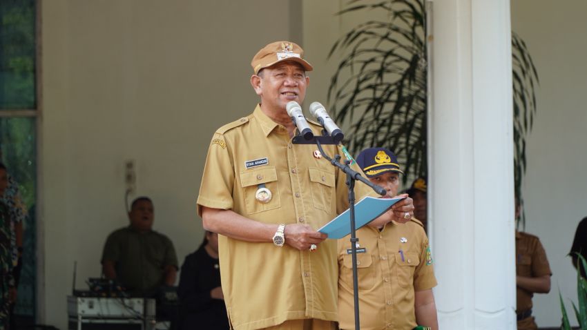 Syah Afandin Serahkan Penghargaan Kecamatan dan Kelurahan Terbaik 2025