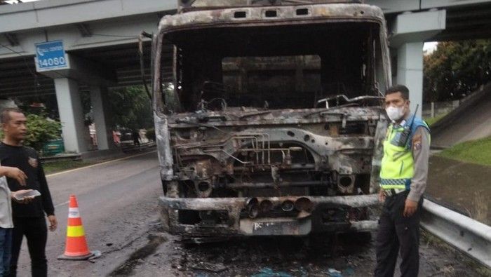 Truk Pengangkut Sawit Terbakar dan Meledak di Tol Belmera, Lalin Sempat Macet