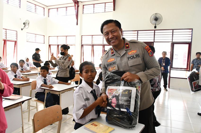 Kapolda NTT Motivasi 100 siswa SRMP 19 Naibonat Kupang