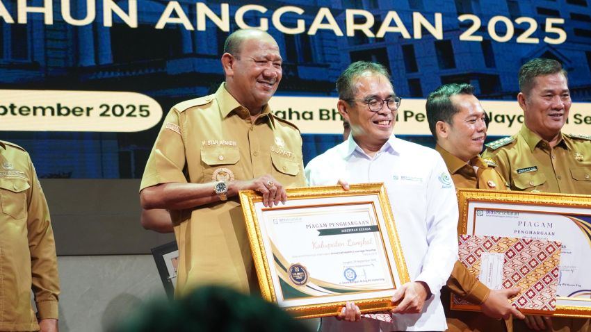 Syah Afandin Terima Penghargaan UHC, Komitmen Maksimalkan Pelayanan Kesehatan di Langkat
