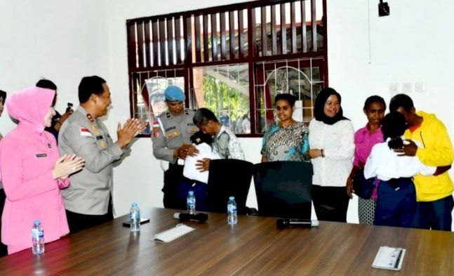 Bahagia dan Haru Siswa SRMP 19 Naibonat Saat Kapolda Pertemukan Mereka Dengan Orang Tua