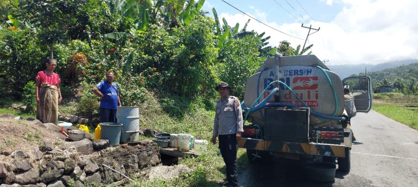 Warga Terdampak Banjir di Mauponggo-Nagekeo Dapat Bantuan Air Bersih dari Polres Nagekeo