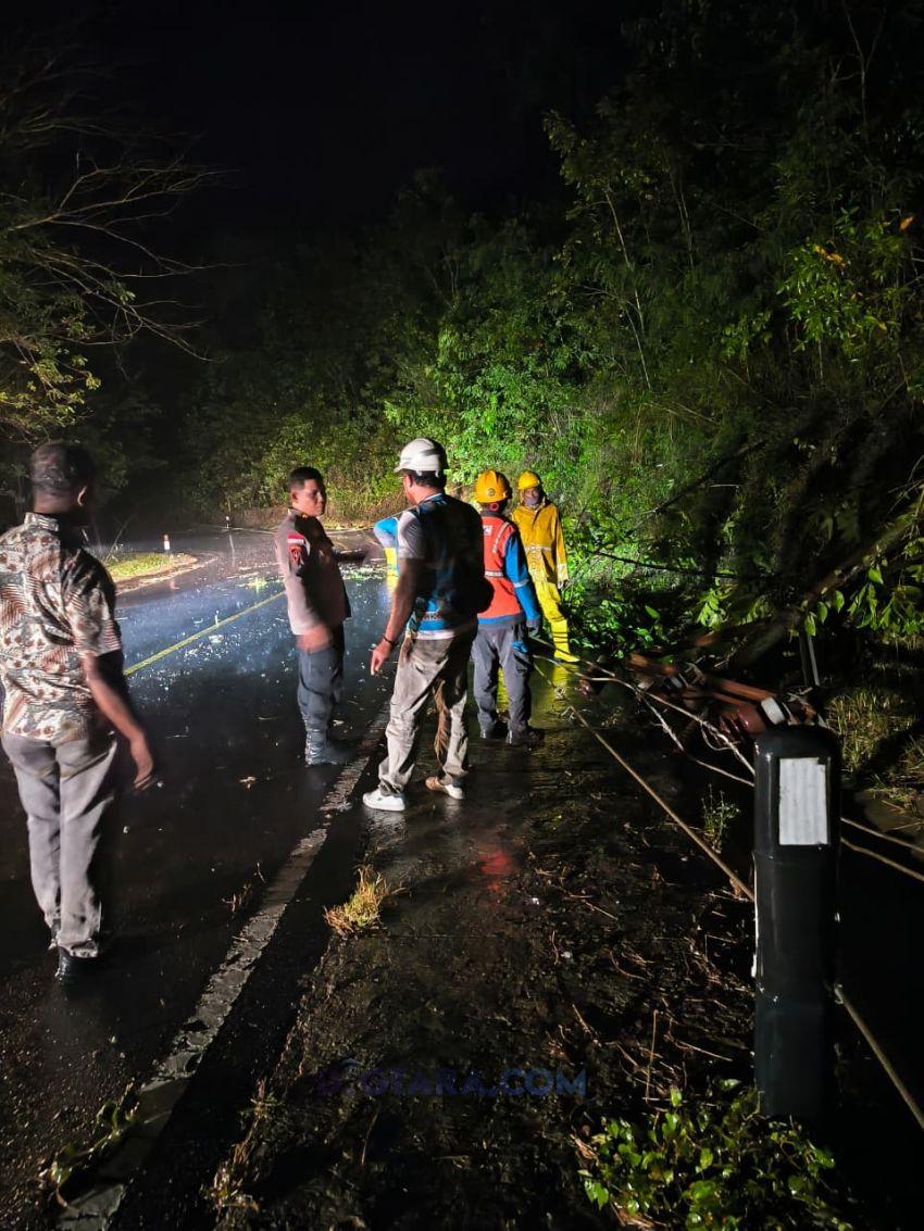 Polsek Nangaroro Evakuasi Longsor dan Pohon Tumbang Akibat Hujan Deras