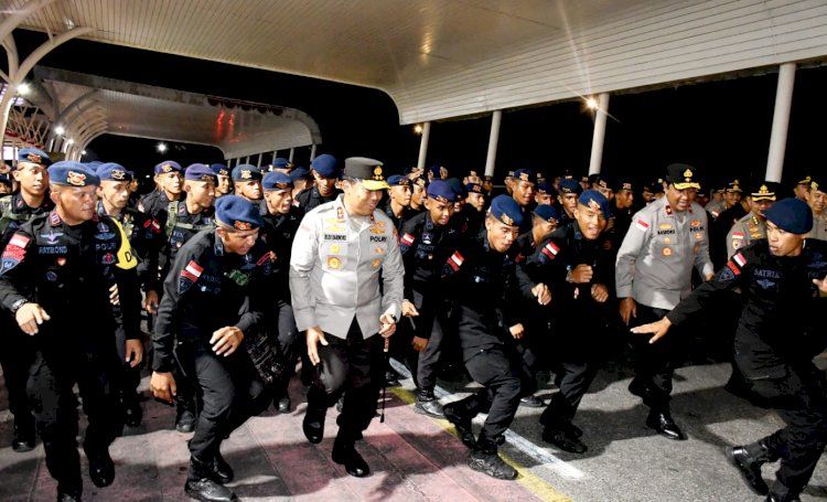 Komodo Timur Brimobda NTT Dilepas ke Jakarta dengan Tarian Samato