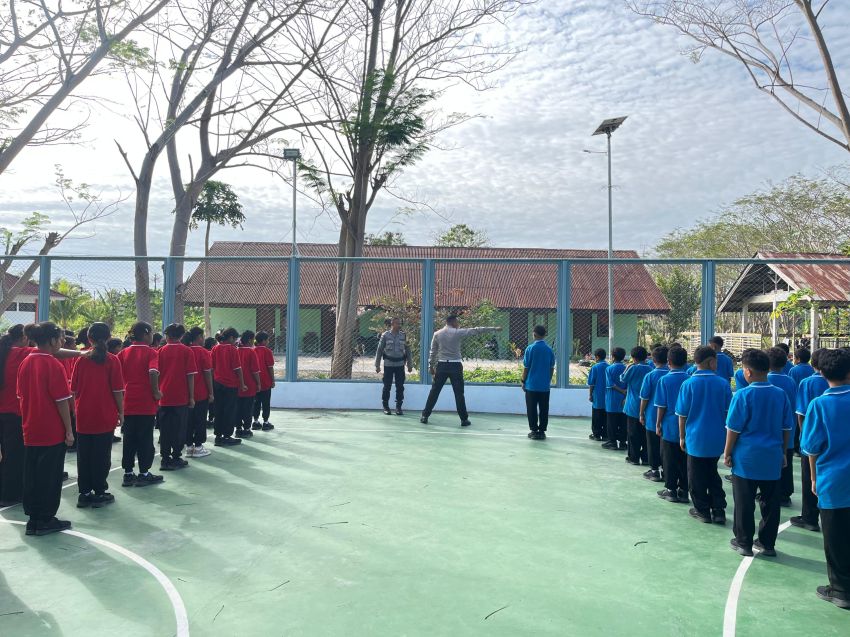 Respon Permintaan Sekolah, Kapolda NTT Kirim Polwan Latih Siswa SRMP 19 Kupang
