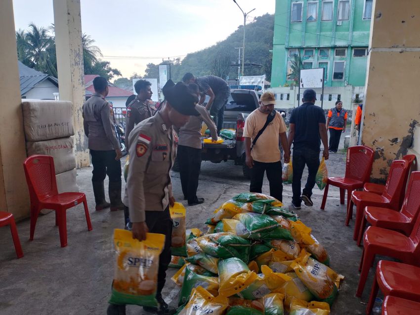 Polres Nagekeo Salurkan Bantuan Beras untuk Warga Terdampak Banjir Bandang di Mauponggo