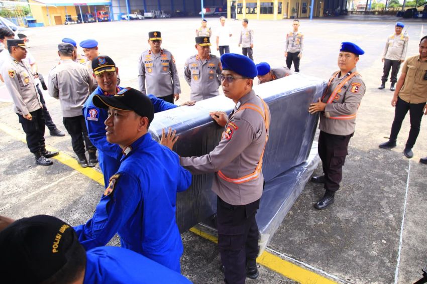 Polri Beri Bantuan Kemanusiaan Untuk Korban Banjir dan Longsor di NTT