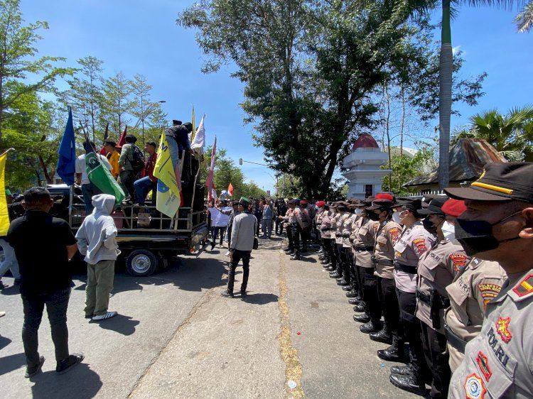 Demonstrasi di Gedung DPRD NTT, Elemen Masyarakat NTT Sampaikan Sejumlah Tuntutan