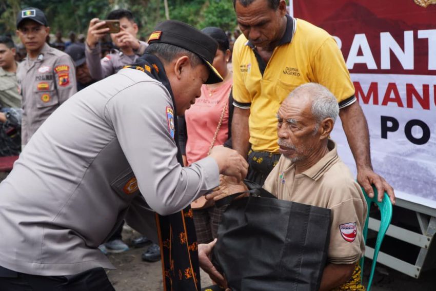Aneka Bantuan Disalurkan Polri Bagi Korban Bencana Banjir di Mauponggo-NTT