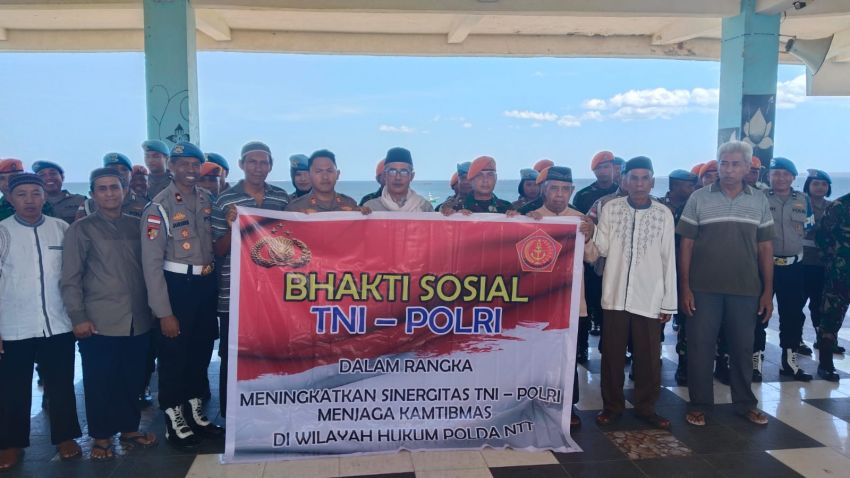 Propam Polda NTT-Kopasgat AU Bersinergi Bersihkan Masjid di Kupang