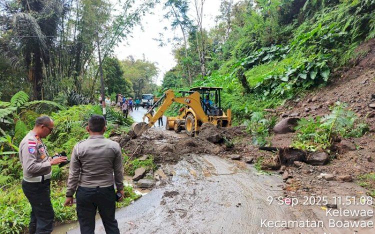 Kapolres Nagekeo Terjun Langsung Tangani Longsor Boawae–Mauponggo