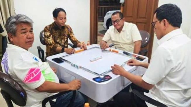 Greenpeace Soroti Integritas Menteri Kehutanan Raja Juli Antoni Usai Foto Main Domino dengan Eks Tersangka Pembalakan Liar