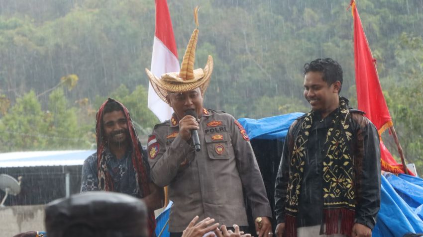 Diguyur Hujan, Kapolres Rote Ndao Temui Massa Protes Penahanan Mantan Anggota Dewan Dalam Kasus ITE