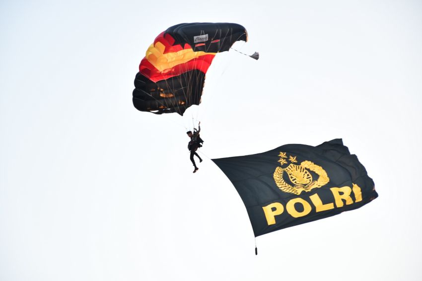 Aksi Sky Diving Warnai Hari Jadi ke-77 Polwan RI di NTT