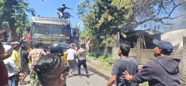 Lima Bangunan di Sikka-NTT Terbakar
