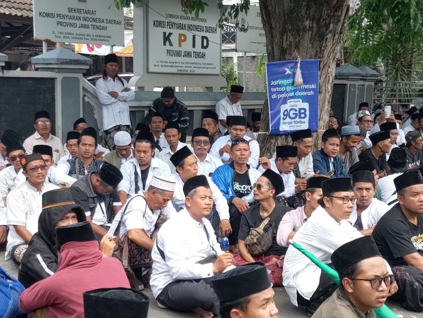Ratusan Santri Alumni Lirboyo Geruduk KPID Jateng, Tuntut Sanksi Berat dan Boikot Trans7