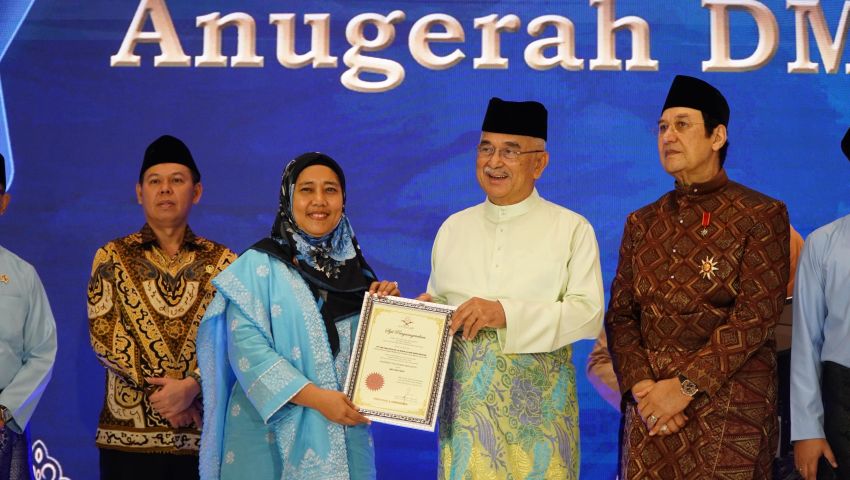 Ny. Endang Syah Afandin Terima Anugerah Tun Fatimah pada Konvensyen Dunia Melayu Dunia Islam