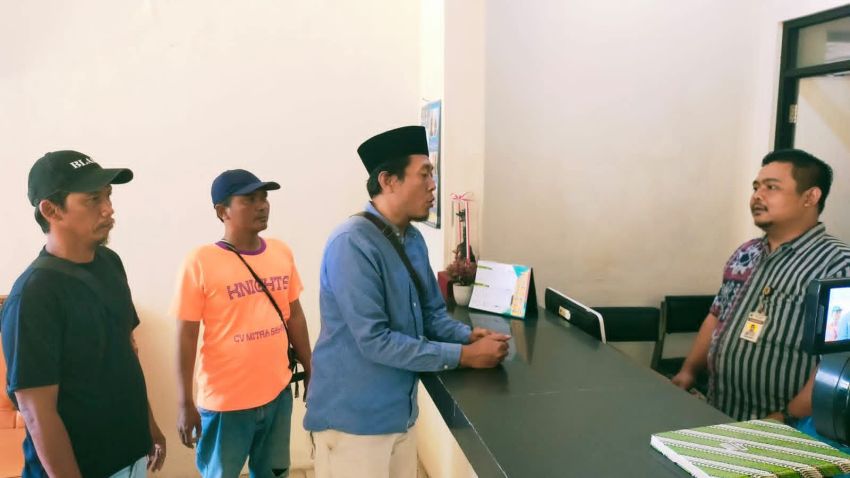 Pengurus Inti Aliansi Prodem Jawa Tengah Geruduk Kantor KIP Jateng Tanyakan Ijazah Jokowi