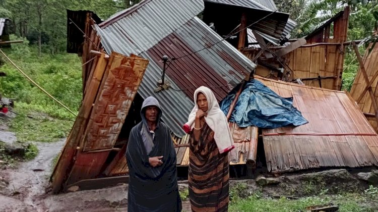Rumah Warga Sikka Rusak Diterjang Angin Puting Beliung