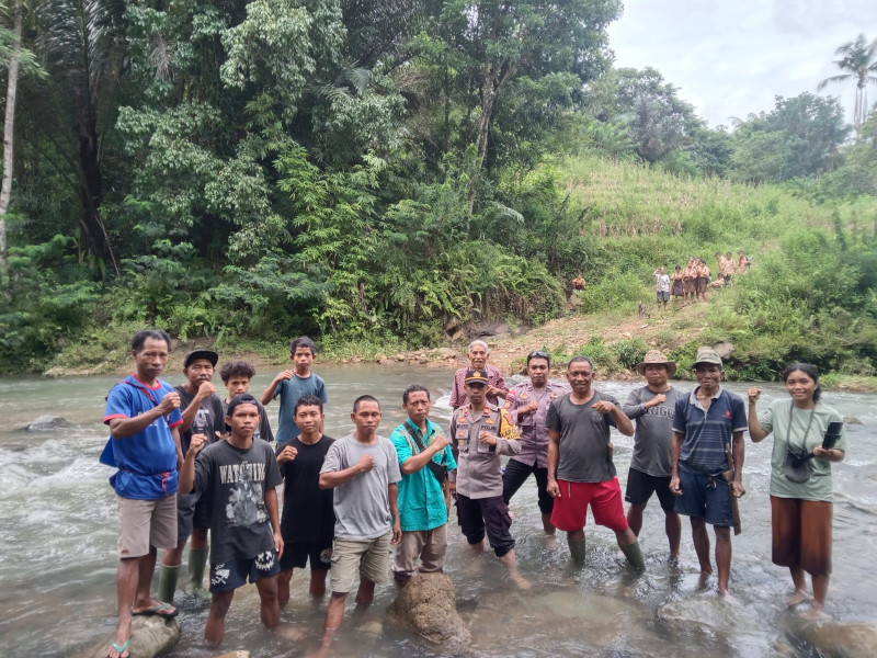 Polisi di Manggarai Barat Jadi Jembatan Bagi Siswa Saat Arus Deras