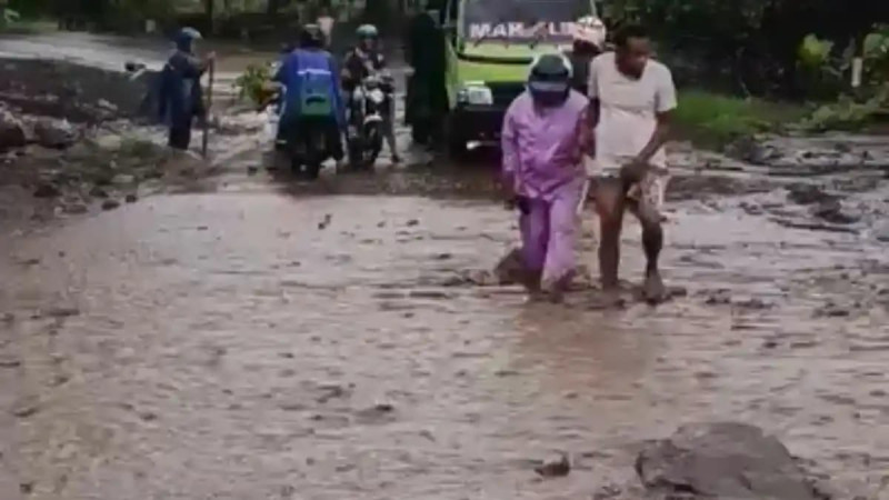Akses Jalan Trans Flores Lumpuh Diterjang Banjir Lahar Dingin Gunung Lewotobi Laki-laki