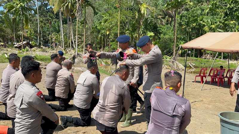 Kenaikan Pangkat Brimob Polda Sumut di Tengah Misi Kemanusiaan, Digelar Sederhana di Lokasi Bencana