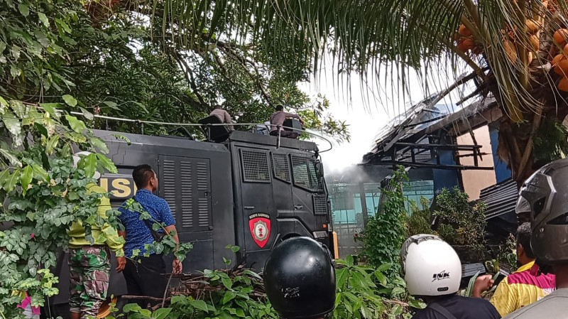 Satu Rumah di Kalabahi Kota-Alor Terbakar, Polres Alor Gerak Cepat Bantu Padamkan Api