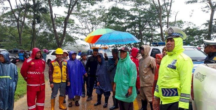 Hujan Malam Hari, Akses Jalan di Mangggarai-NTT Putus