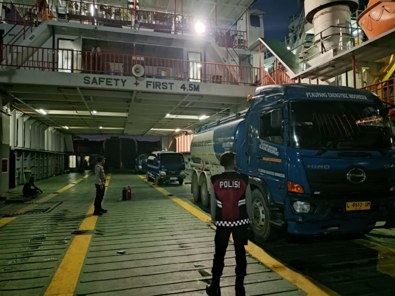 Polres Rote Ndao Amankan Bongkar BBM di Kapal Navigasi