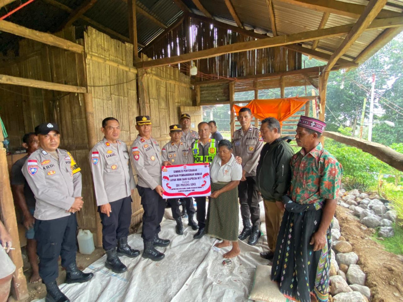 Kapolda NTT Bantu Bangun Rumah Layak Huni Bagi Dua Keluarga di Manggarai Timur