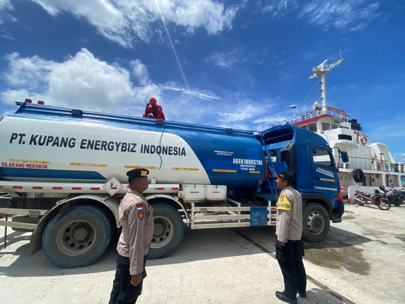 Kapal Bawa BBM Tiba di Rote Ndao, Polsek Rote Timur Kawal dan Bantu Amankan Proses Pembongkaran