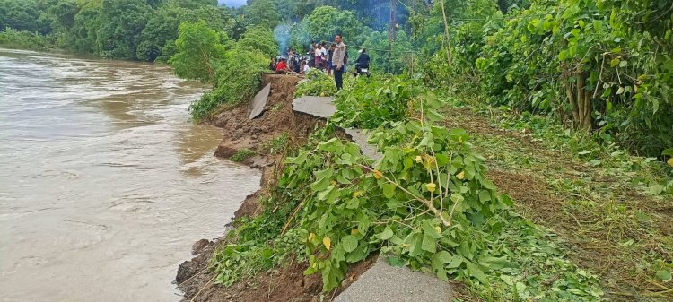 Bahu Jalan di Ende Terkikis Banjir