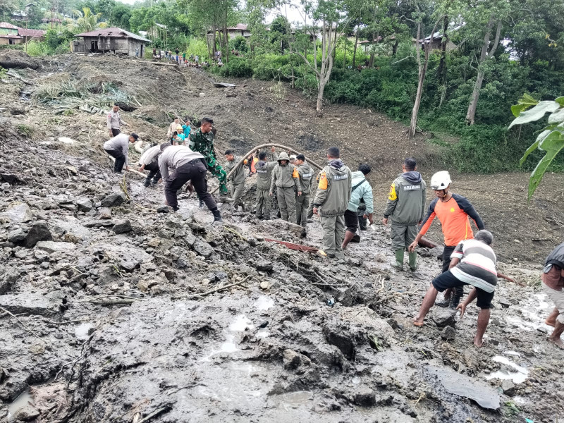 Cuaca Ekstrem, Pencarian Korban Tanah Longsor Secara Manual di Manggarai Timur Dilakukan Secara Manual