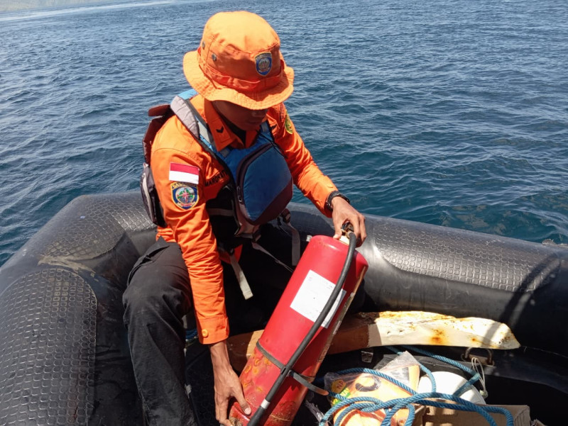 Pasca Penemuan Jenazah Mart&iacute;n Carreras Fernando, Tim SAR Gabungan Temukan APAR Dan Serpihan Kapal