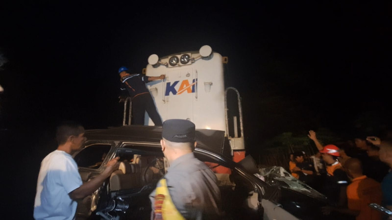 Kereta Api Tabrak Minibus di Tebing Tinggi, 8 Orang Tewas dan 1 Kritis