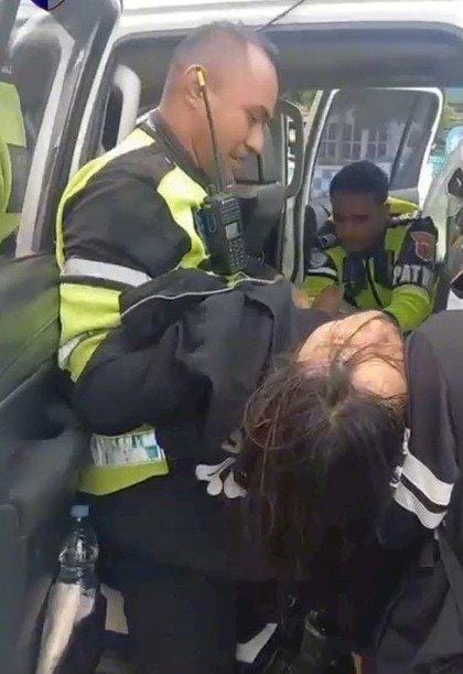 Pingsan Saat Berkendara, Penumpang Sepeda Motor di Kupang Ditolong Polantas ke Rumah Sakit